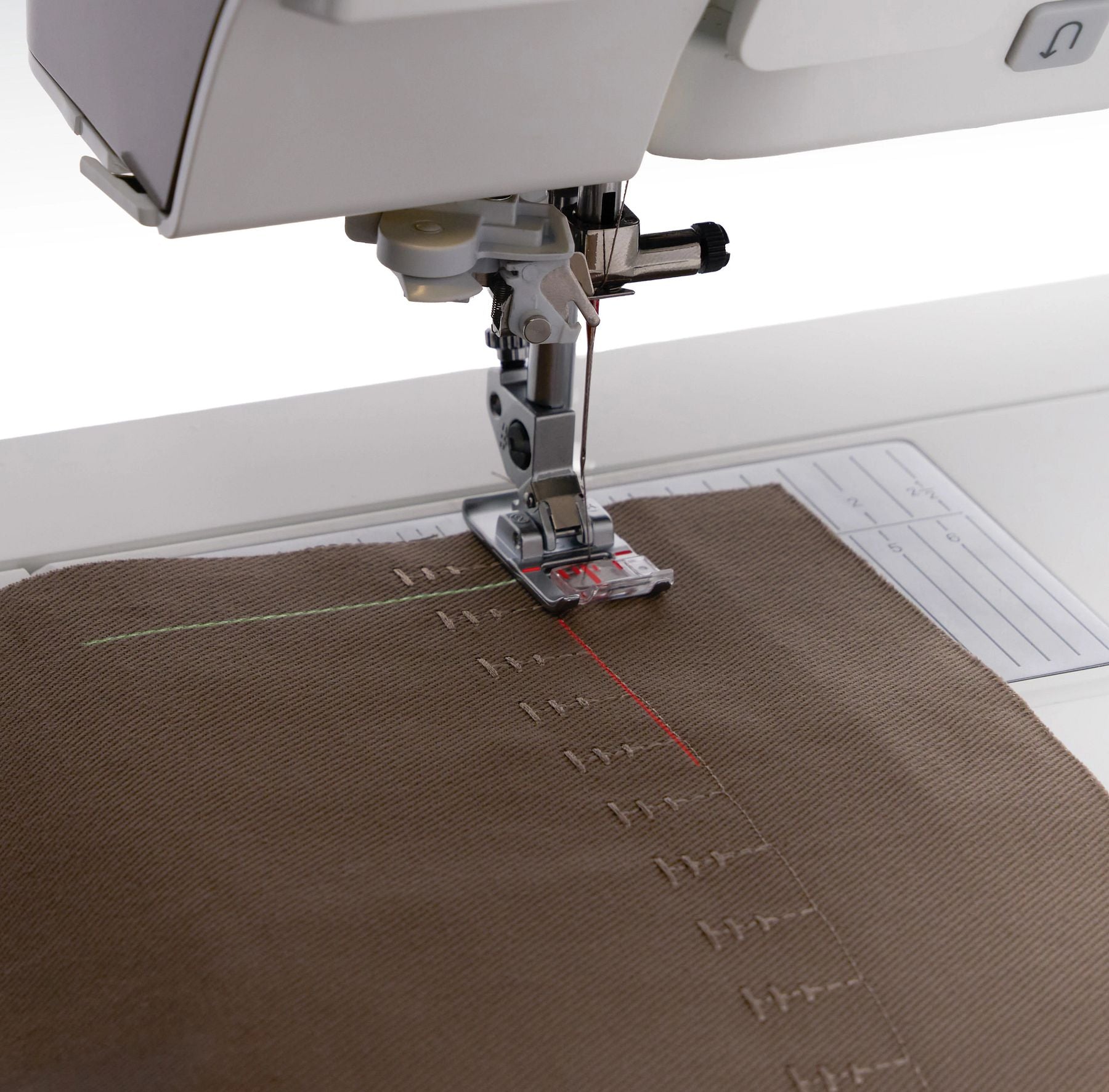 PFAFF creative icon 3 projected sewing guidance