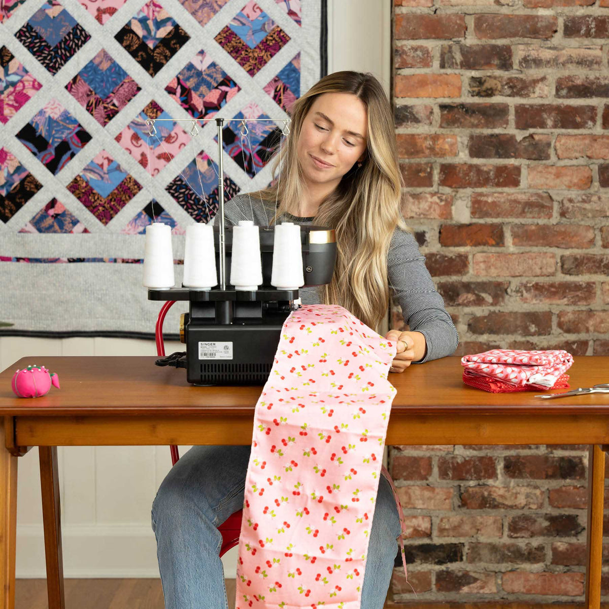 SINGER HD0500S Classic Black Serger - official product image 2