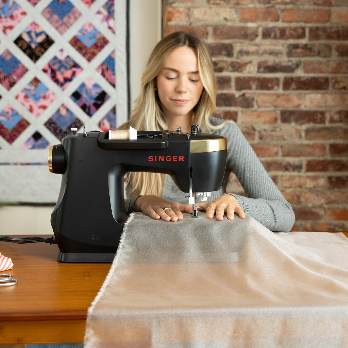 SINGER Refurbished HD500 Classic Black Sewing Machine - official product image 2