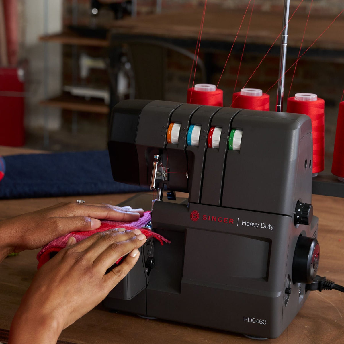SINGER Heavy Duty 0460 Charcoal Serger - official product image 4
