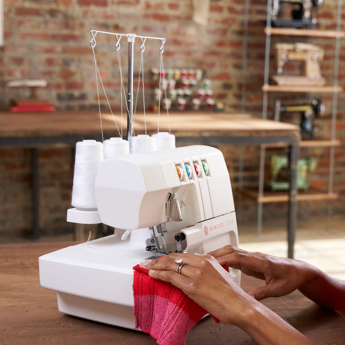 SINGER S0080 Serger - official product image 4