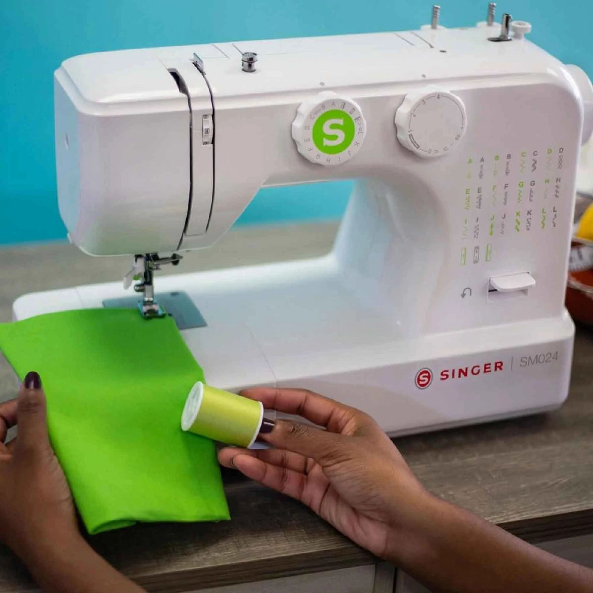 SINGER SM024 Green Sewing Machine - official product image 2