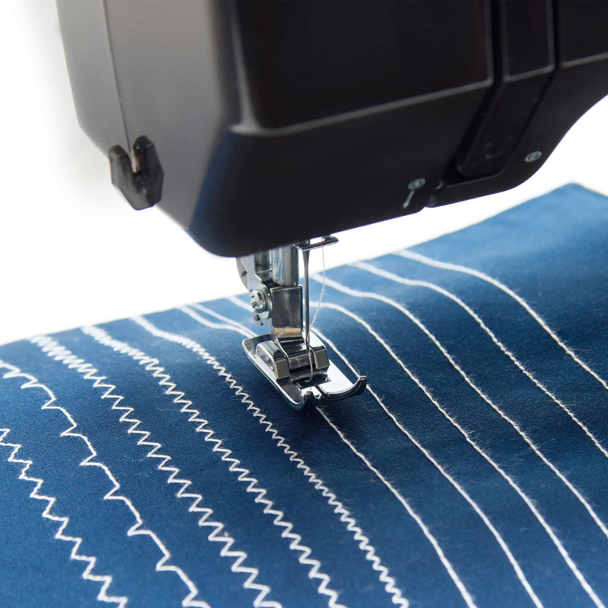 SINGER M1000 Black Mending Machine - official product image 8
