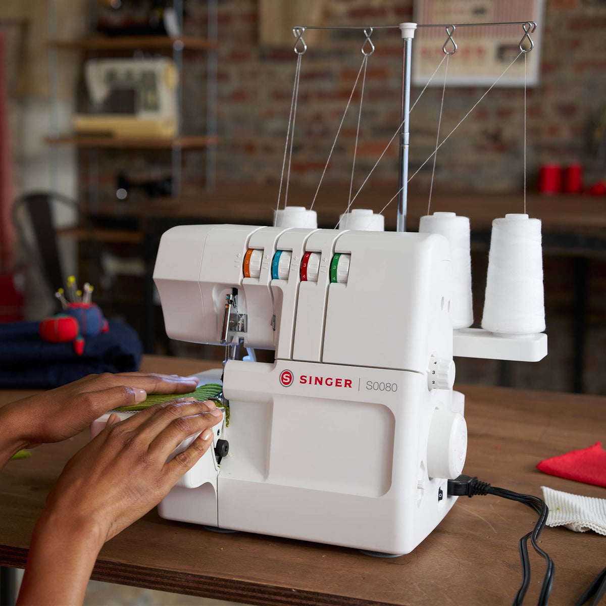 SINGER S0080 Serger - official product image 2
