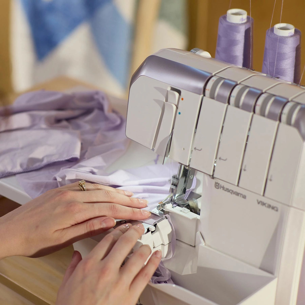 HUSQVARNA VIKING AMBER S300 Overlock Machine image 2
