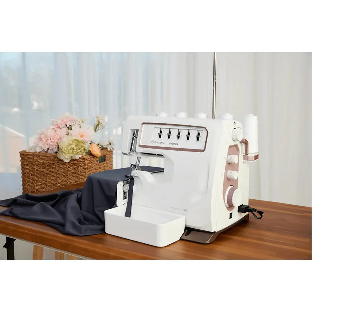 Viking Coverlock HUSQVARNA® VIKING® AMBER™ Air S500 Coverlock Machine