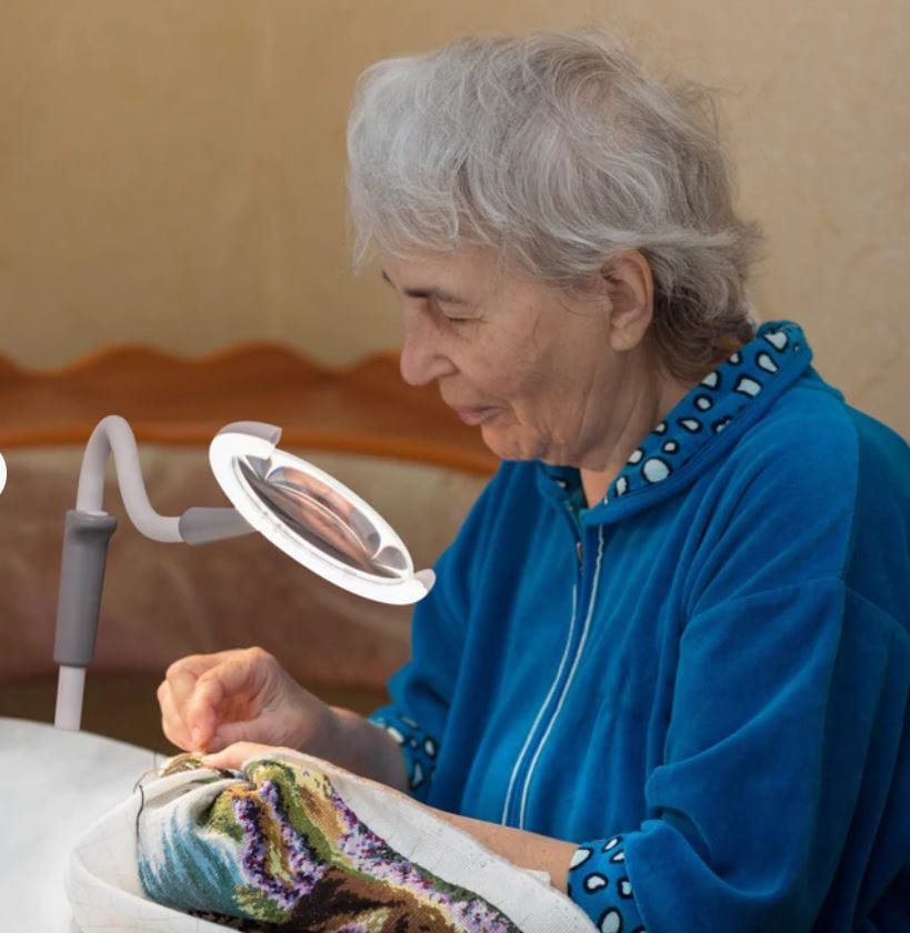 Daylight Lighting NEW Daylight Company - "Magnificent Pro" 3-In-1 Magnifying Lamp + FREE SHIPPING