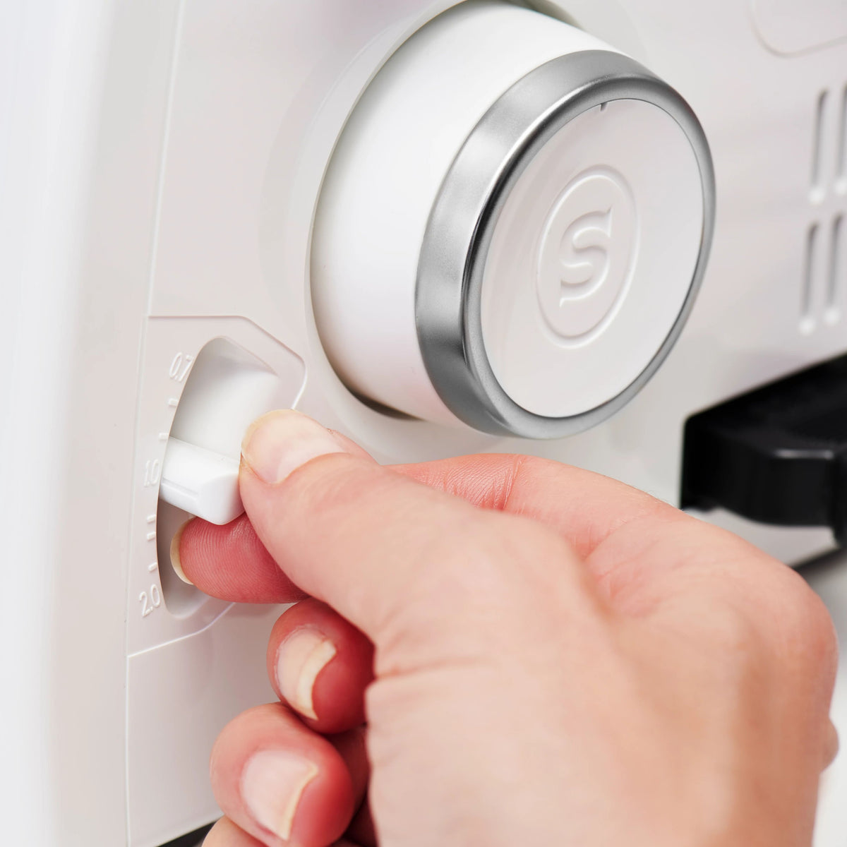 SINGER SE017 Elite Serger - official product image 8