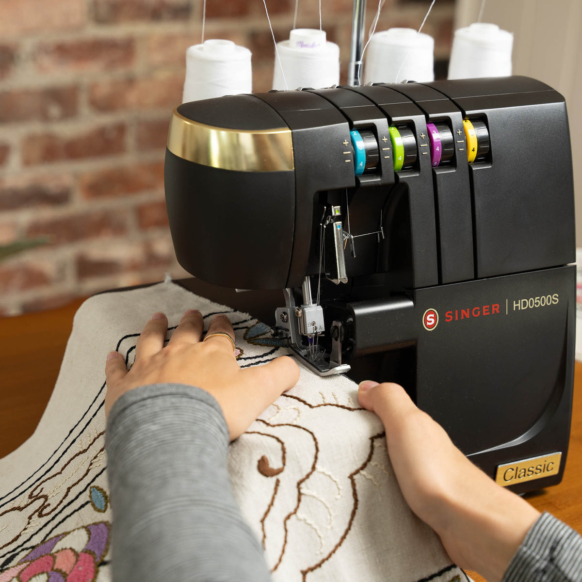 SINGER HD0500S Classic Black Serger - official product image 3