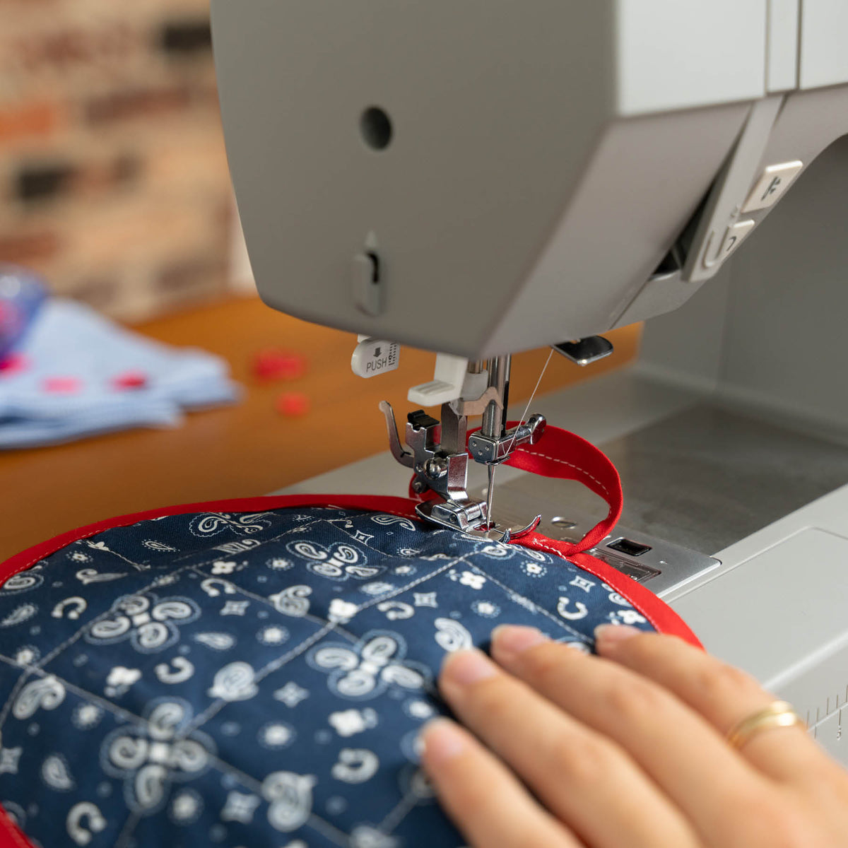 SINGER Heavy Duty 6600C Computerized Sewing Machine - official product image 4