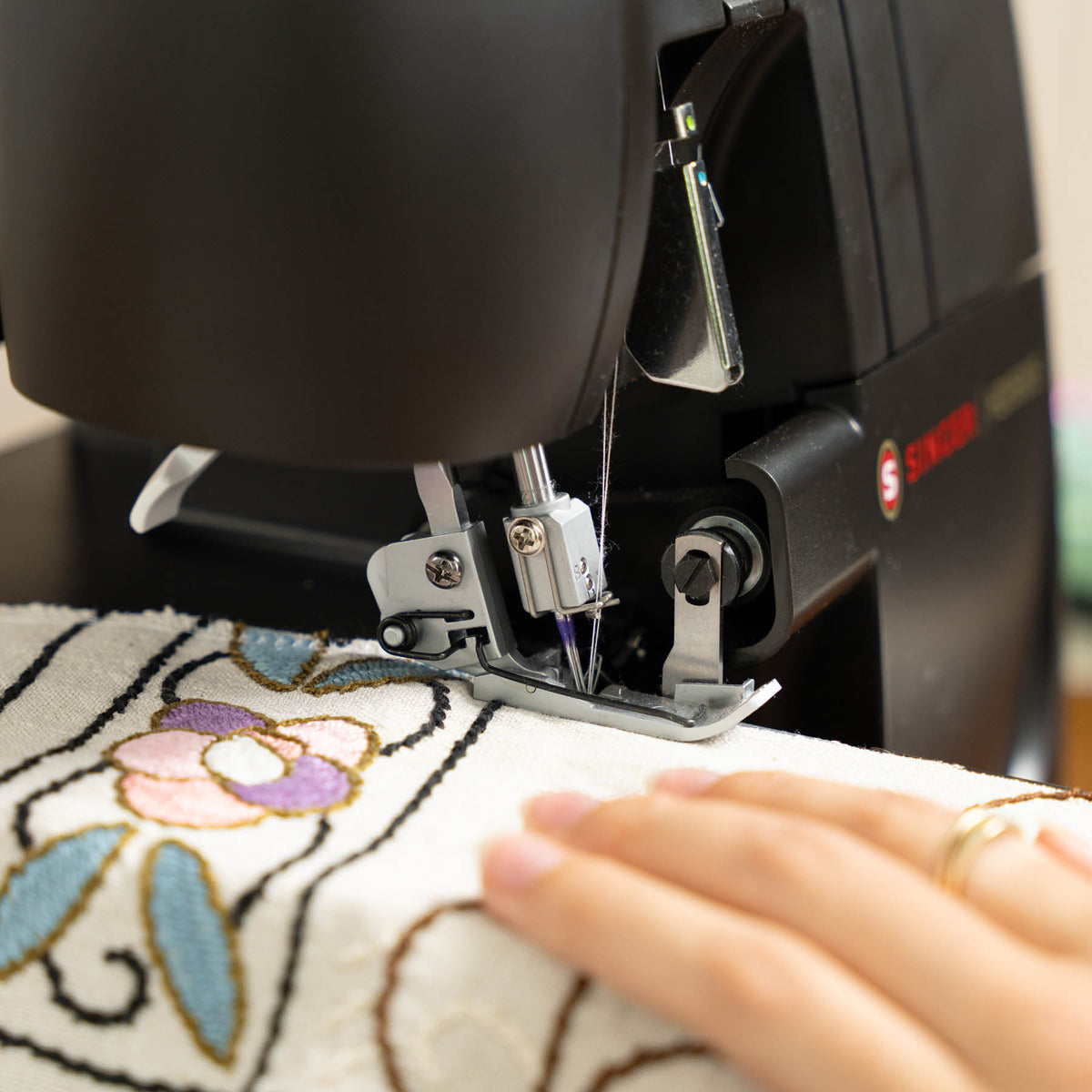 SINGER HD0500S Classic Black Serger - official product image 4