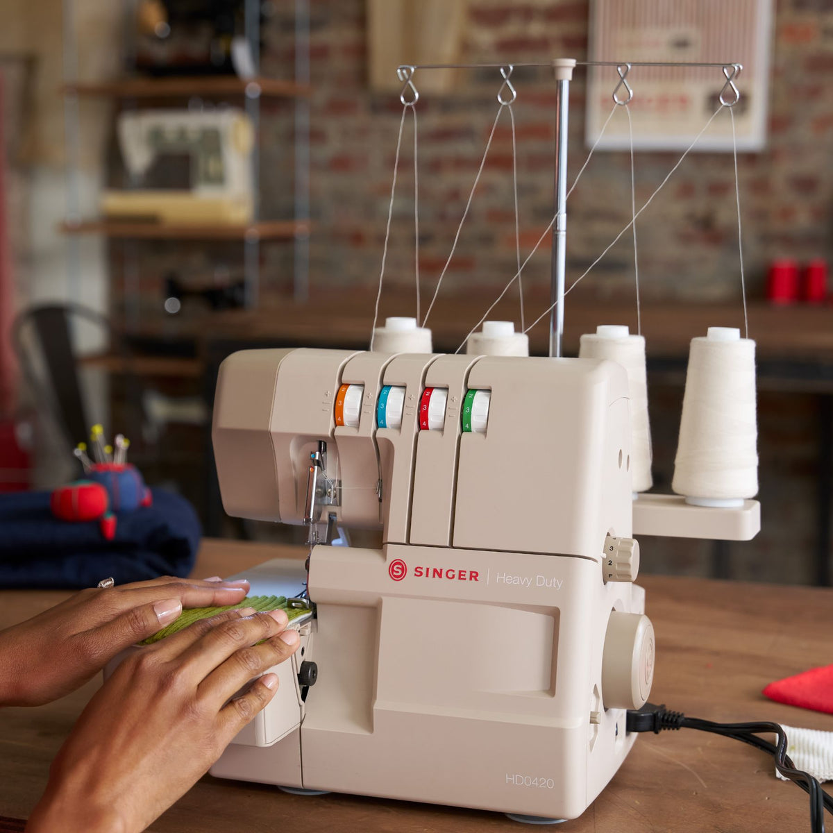 SINGER Heavy Duty 0420 Beige Serger - official product image 4
