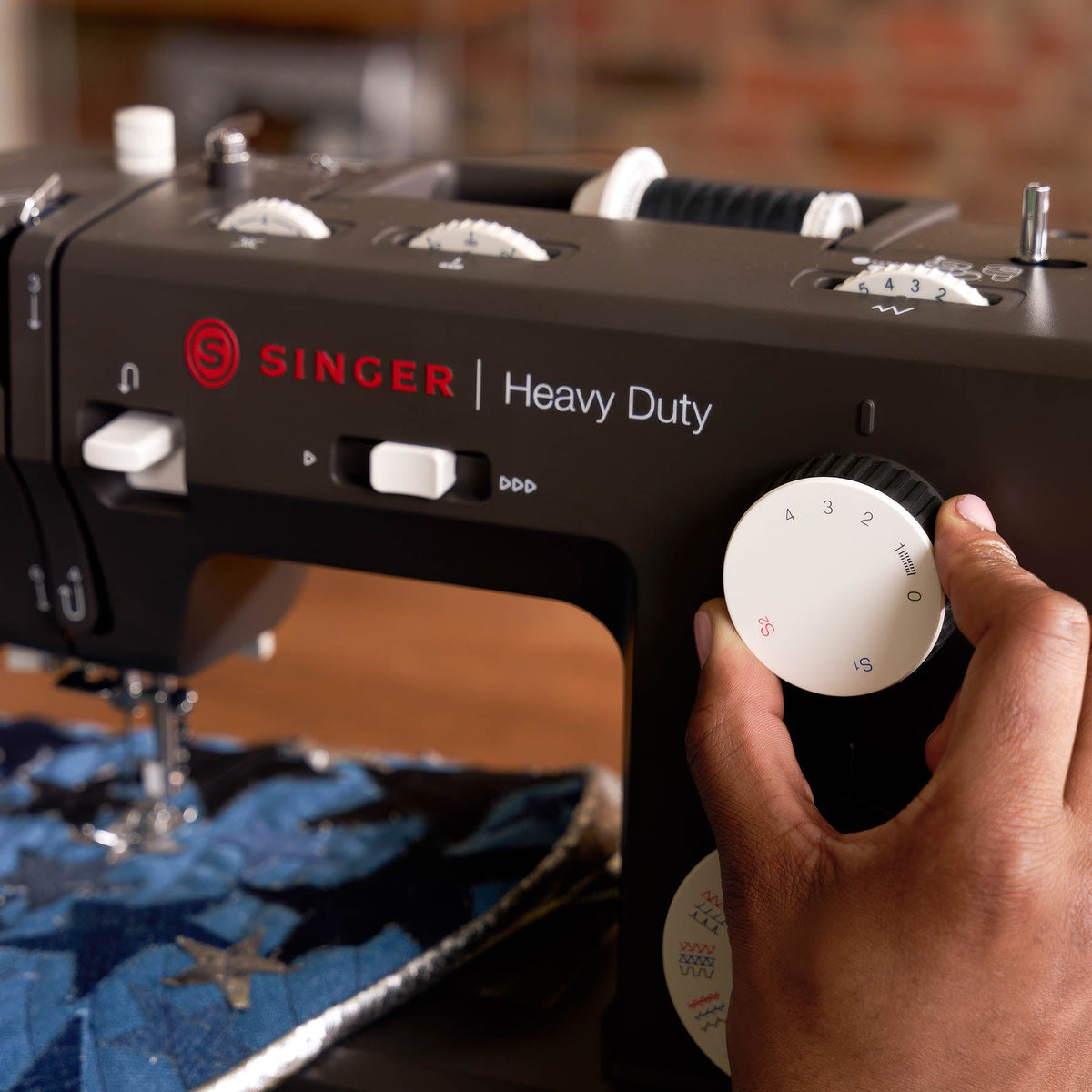 SINGER Heavy Duty 4532 Next Evolution Charcoal Sewing Machine & Presser Foot Kit Bundle - official product image 8