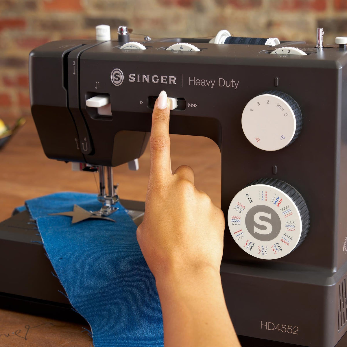 SINGER Heavy Duty 4552 Next Evolution Charcoal Sewing Machine & Hard Case Bundle - official product image 7