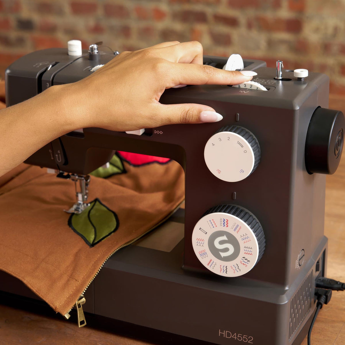 SINGER Heavy Duty 4552 Next Evolution Charcoal Sewing Machine & Hard Case Bundle - official product image 8