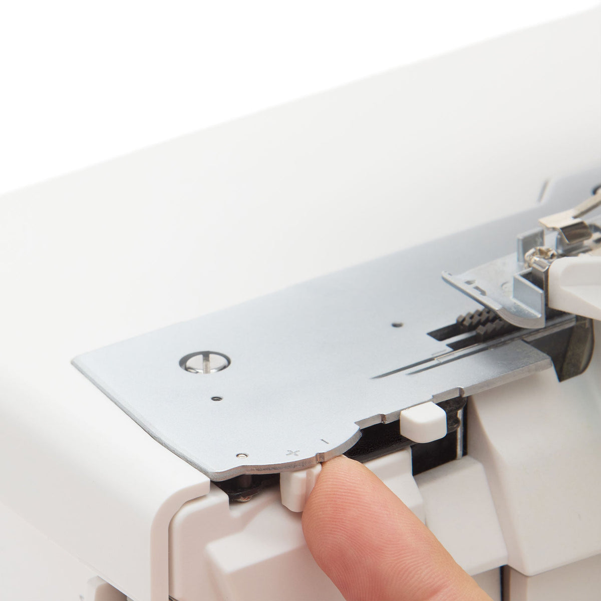 SINGER S0600 Serger - official product image 5