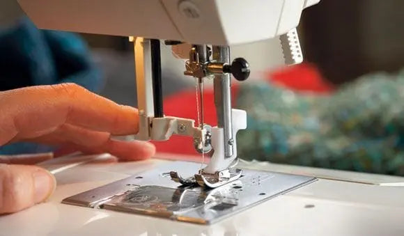 Husqvarna Viking EMERALD 118 sewing machine detail 4
